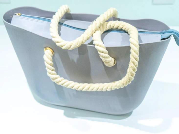 O bag classic in silver grey with natural long rope handles