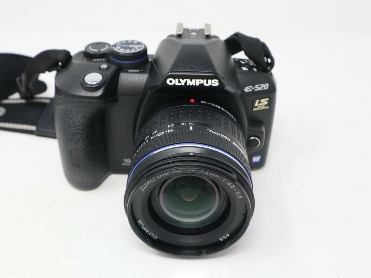 Olympus e520 store DSLR camera.