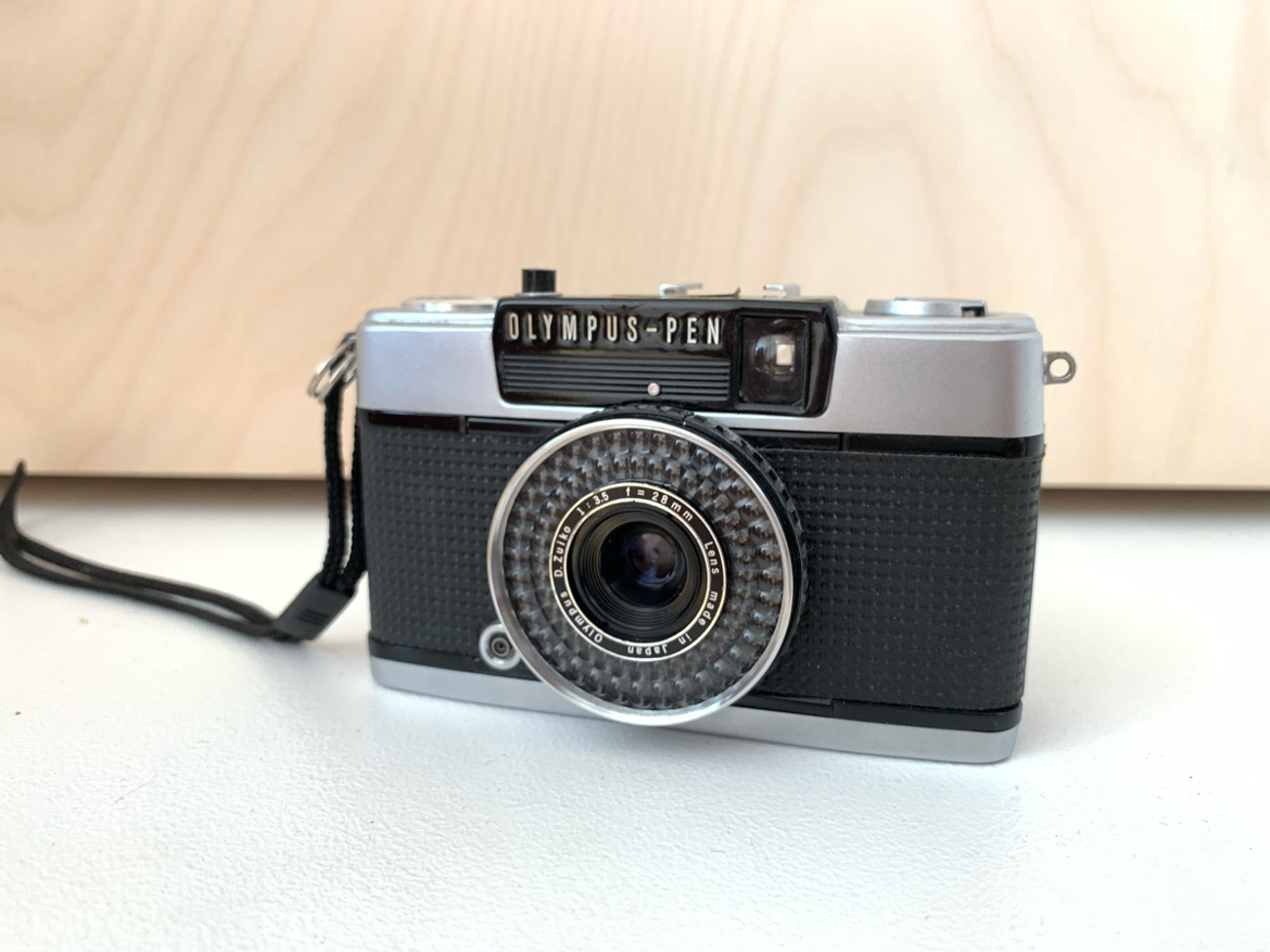 Olympus pen ee-3 (35mm half-frame film camera)