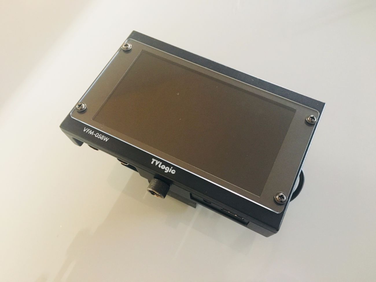 Small onboard 5.5" hd tv logic monitor (for camera) on camera monitor for fs7