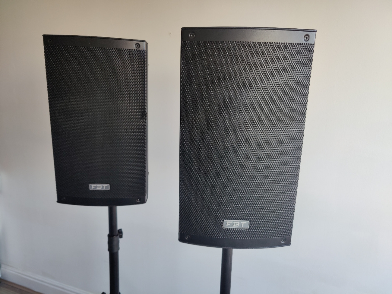 Pair fbt 1000w speakers x 2 stands extra cables reels xlrs