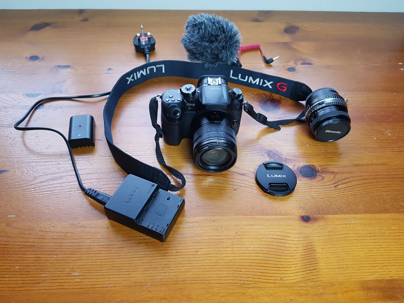 Panasonic gh4 bundle lumix g vario 14-140mm f, rode mic +