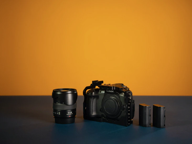 Panasonic lumix gh5 camera + lumix 12-35mm f2.8 ii