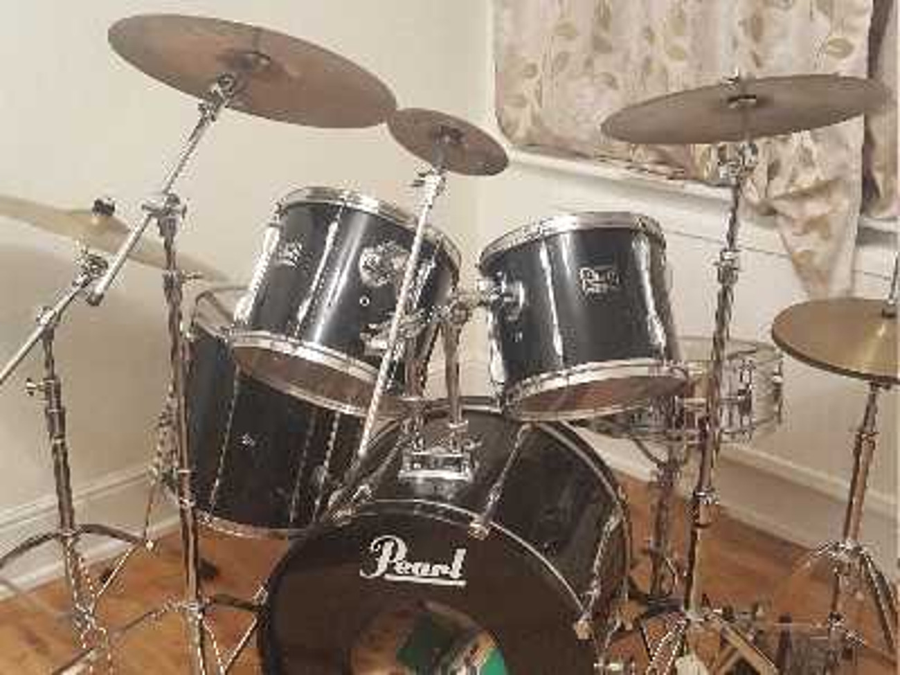 Pearl drum kit 5 piece w/double bass pedal 5 cymbals