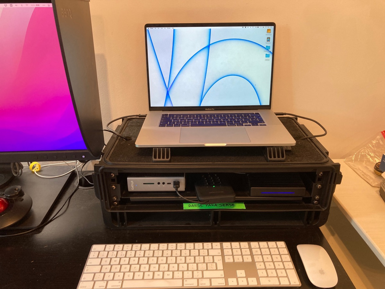 Workstation peli case with laptop stand