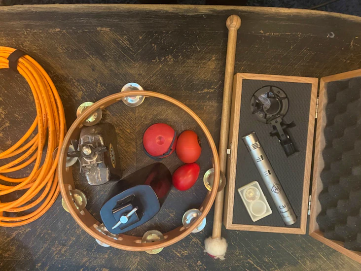 Percussion recording pack, microphone, tambourine, cowbell