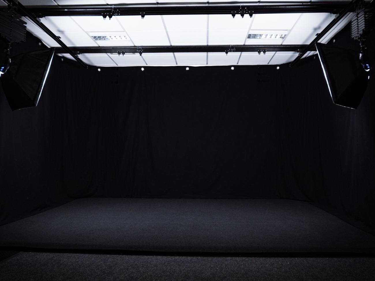 Photo/film studio (blackout) (marvo worldwide studios)