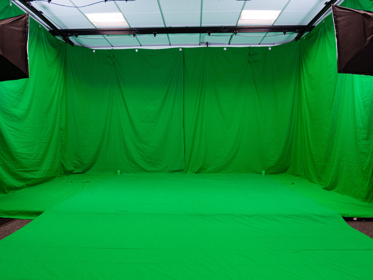 Photo/film studio (green) (marvo worldwide studios)