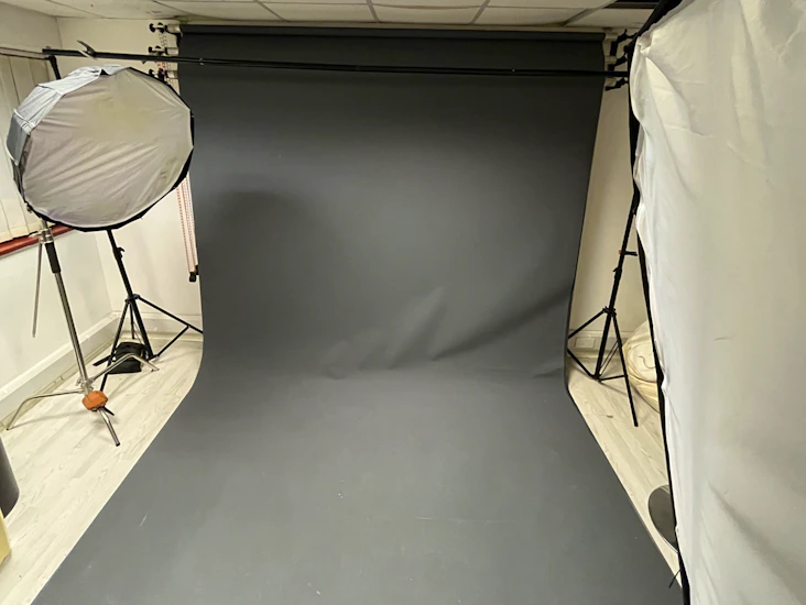Photography studio space with 3 lights & 4 backgrounds