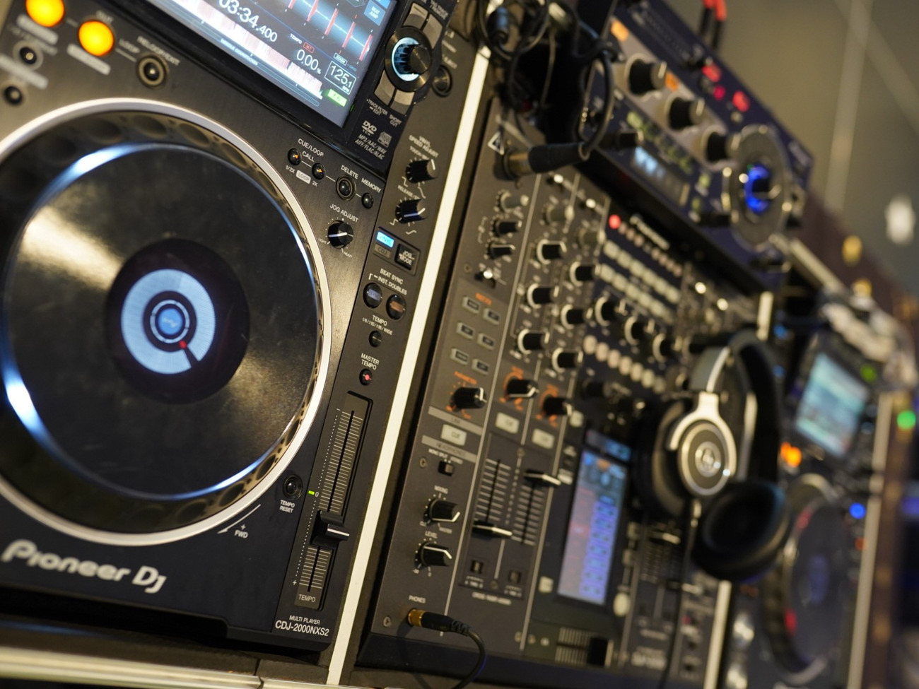 Pioneer cdj-2000nxs2, djm-2000, rmx-1000 setup in road case