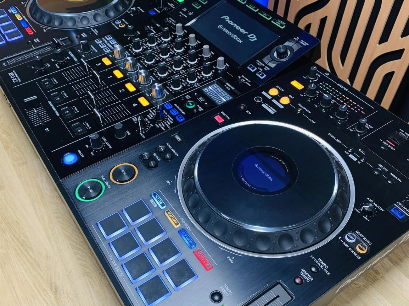 Pioneer deck xdj xz + 2x mackie  speakers 450w