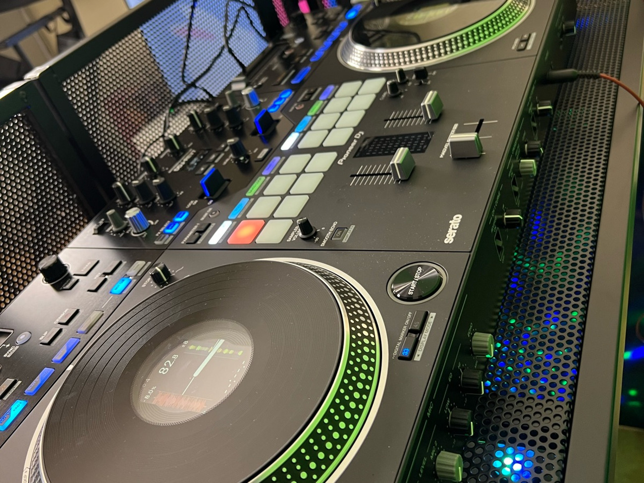 Pioneer ddj rev7 controller