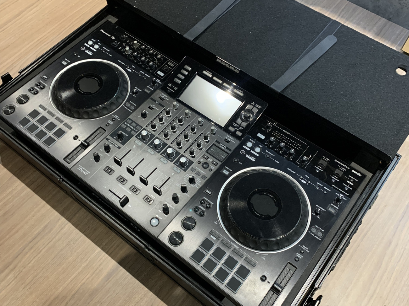 Pioneer dj xdj-xz w/ flight case & accessories