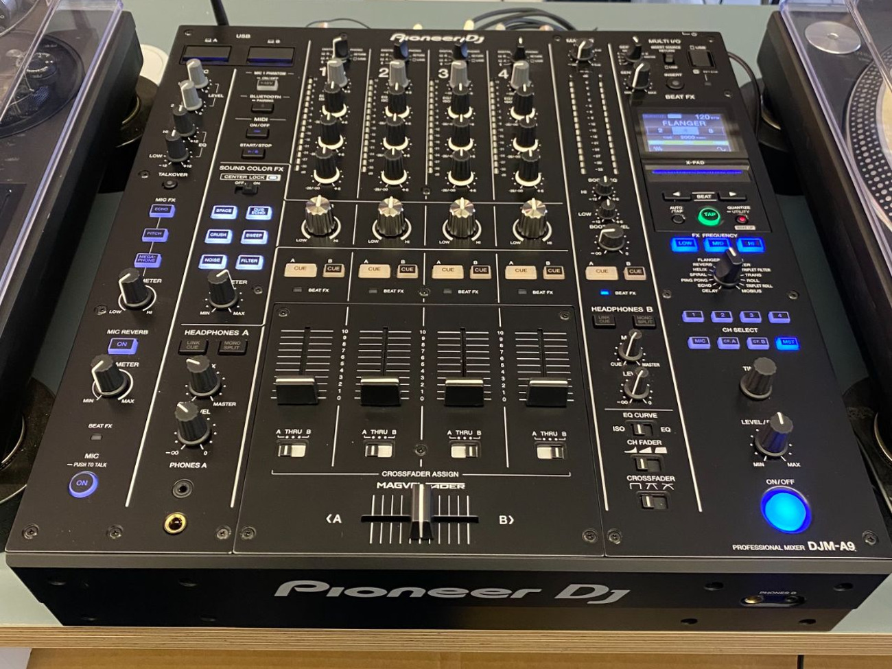 Pioneer djm-a9 dj mixer