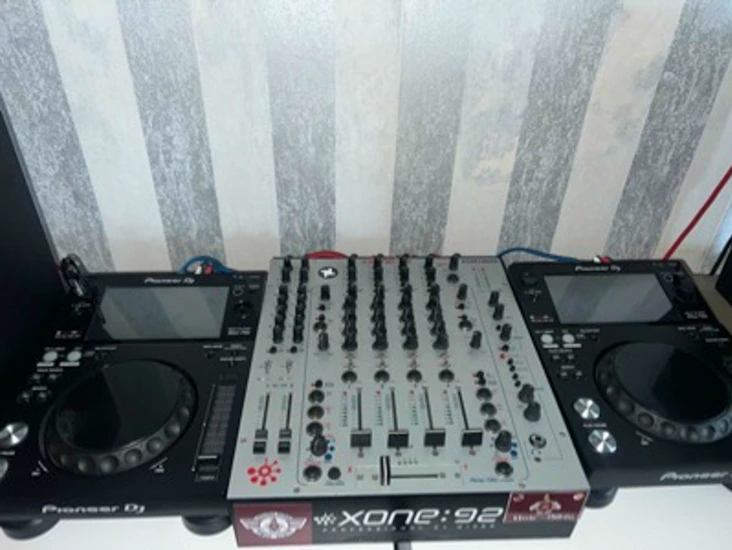 Dj controller & 2x mixers with speakers