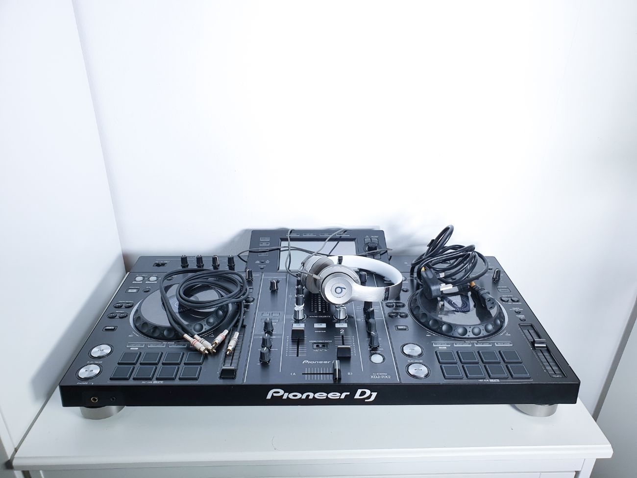 Pioneer xdj rx2 & djcrx2 + beats solo headphones