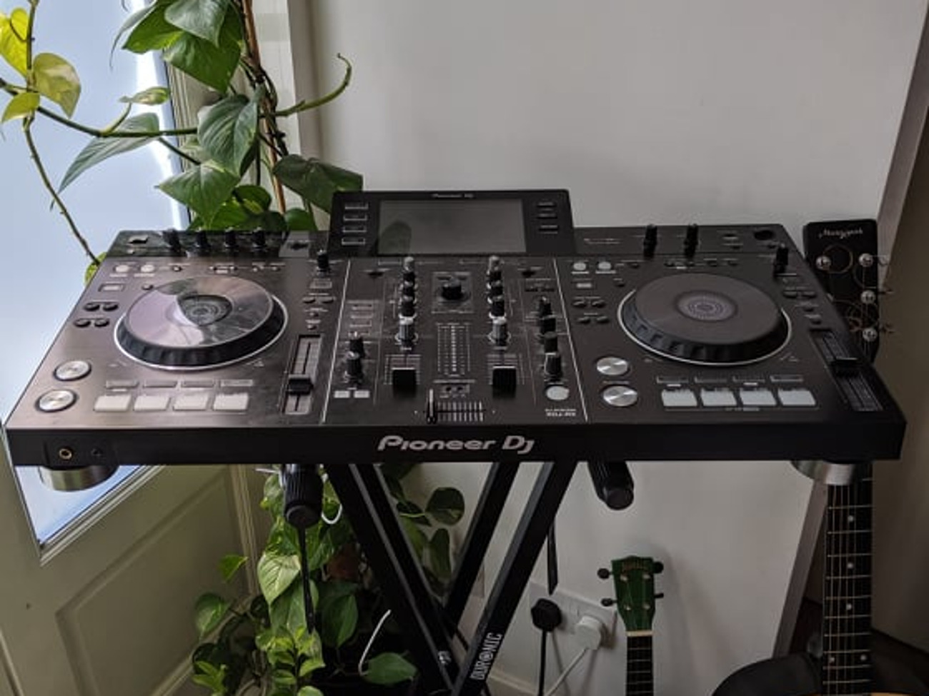 Dj decks and equipment - pioneer xdj-rx (w/case + extras)