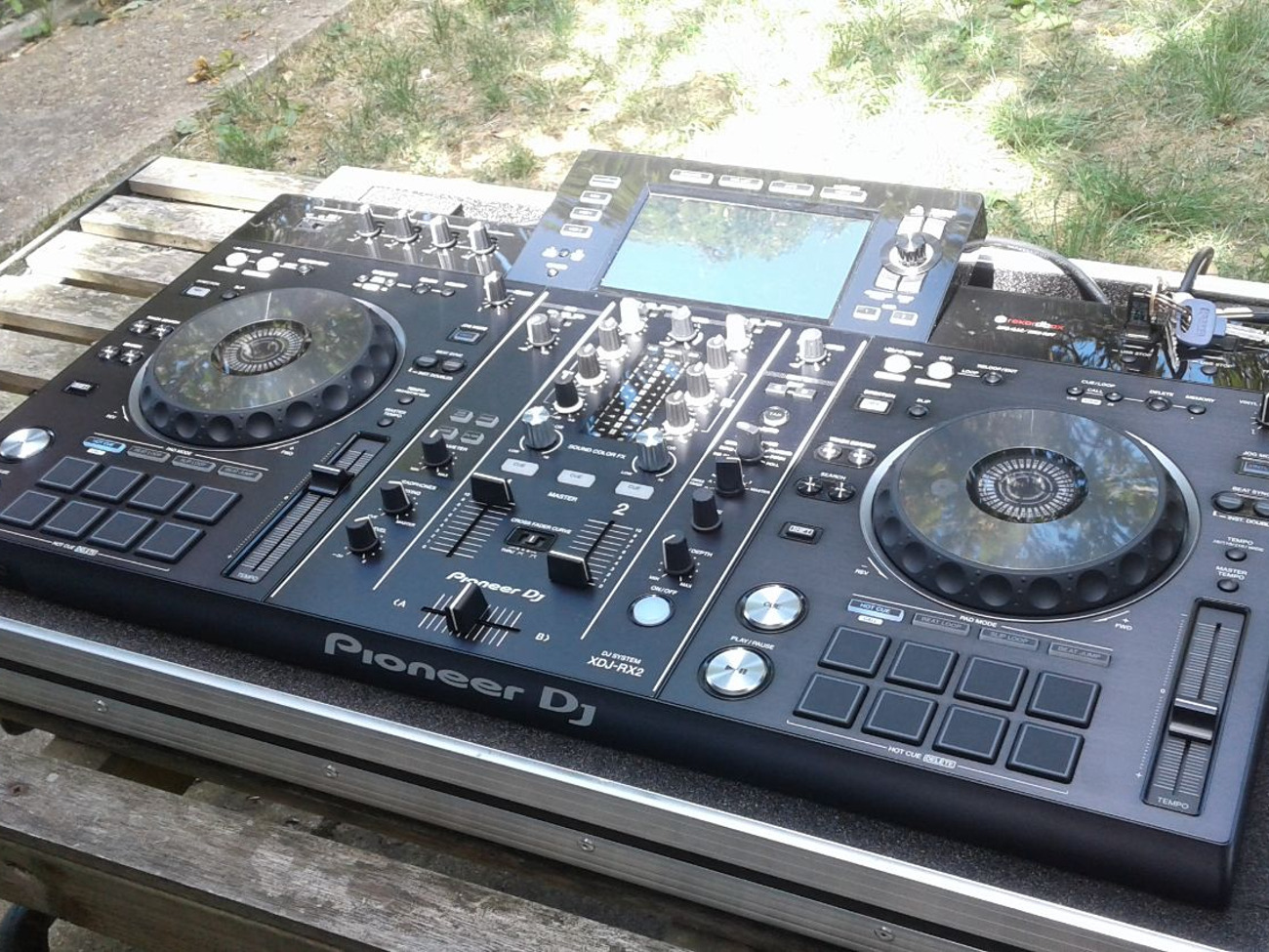 Pioneer xdj-rx2 all-in-one mixer and decks