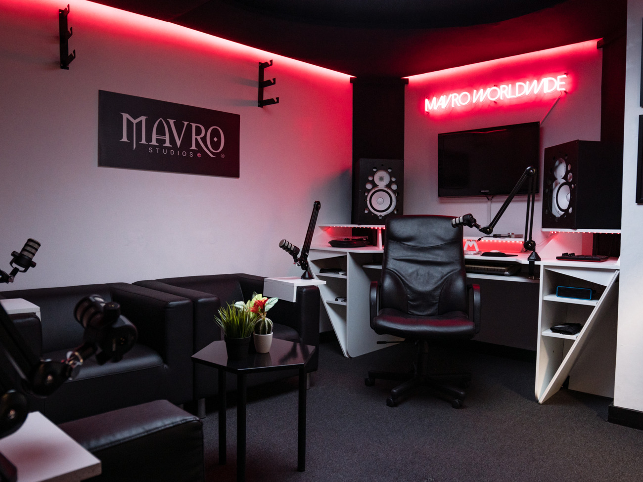 Podcast studio (mavro worldwide studios)