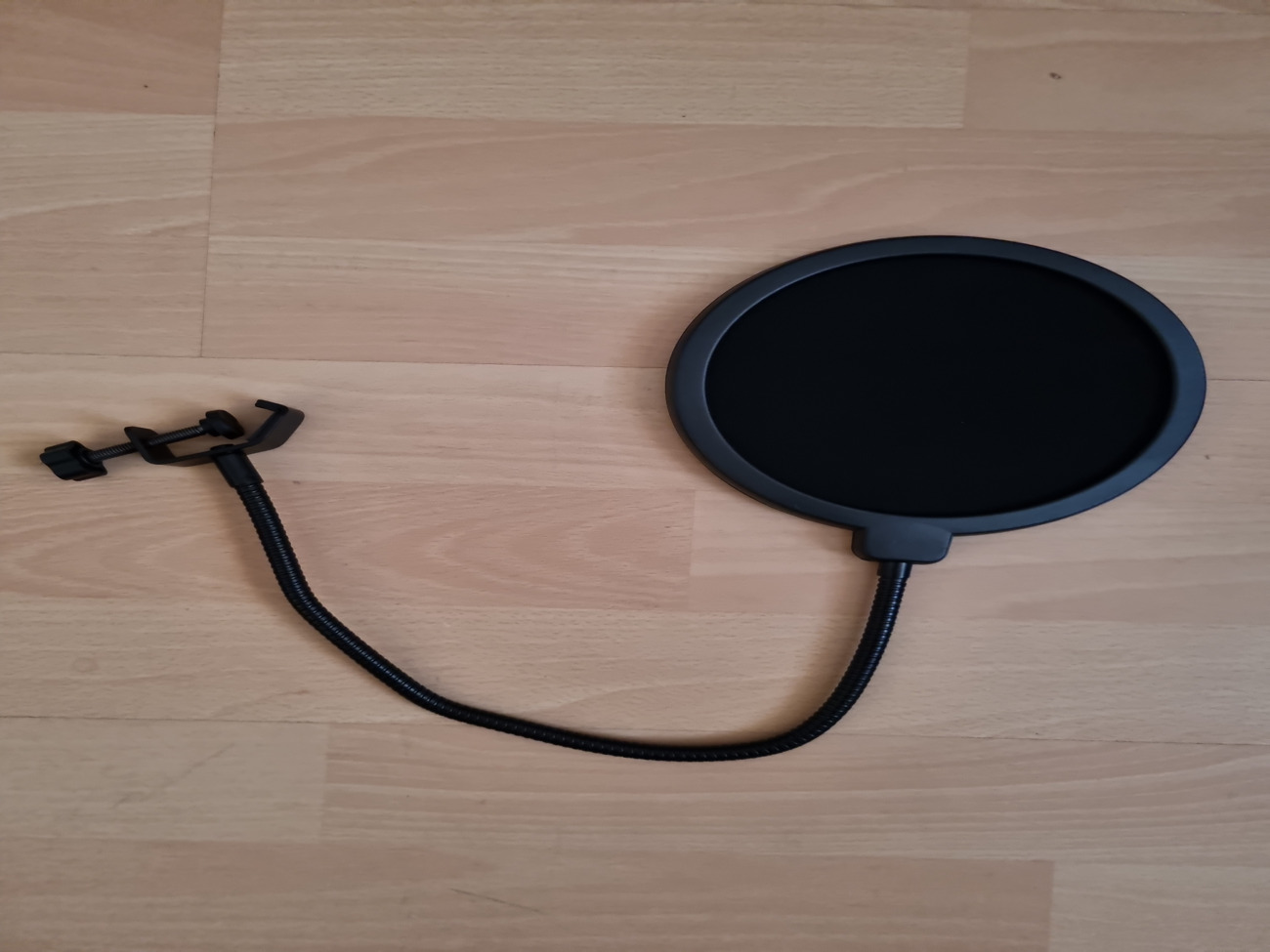 Microphone pop filter mask shield, flexible 360° clip