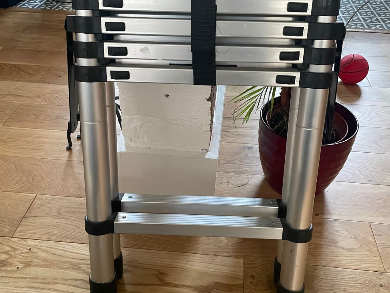 Portable compact folding aluminium telescopic ladder