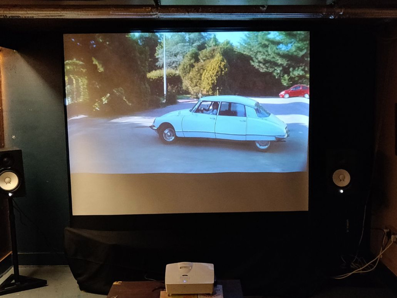 Portable projector screen 100 inc 