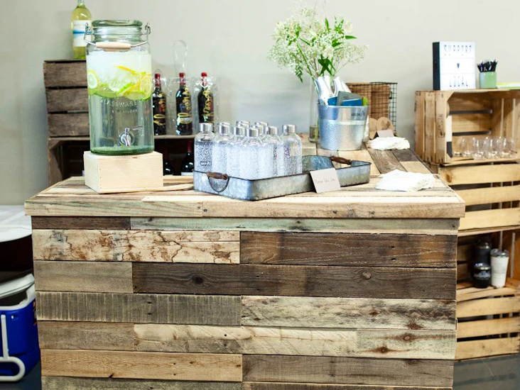 Portable wood pallet bar