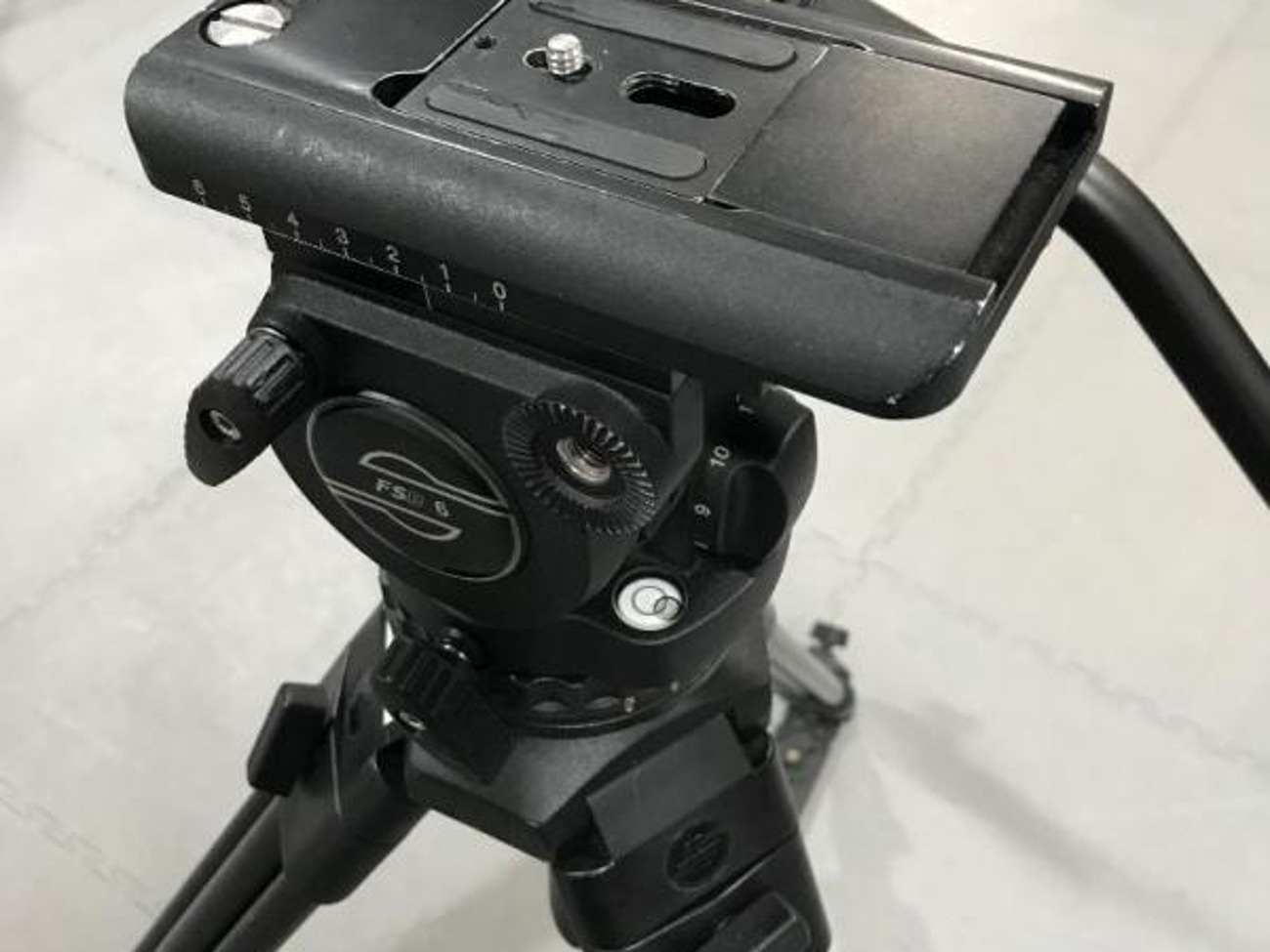 Professional sachtler tripod with fsb 6 fluid head