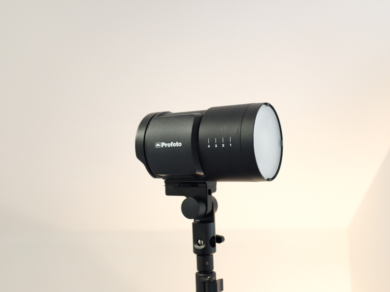 Profoto b10 flash head with spare battery and manfrotto master stand