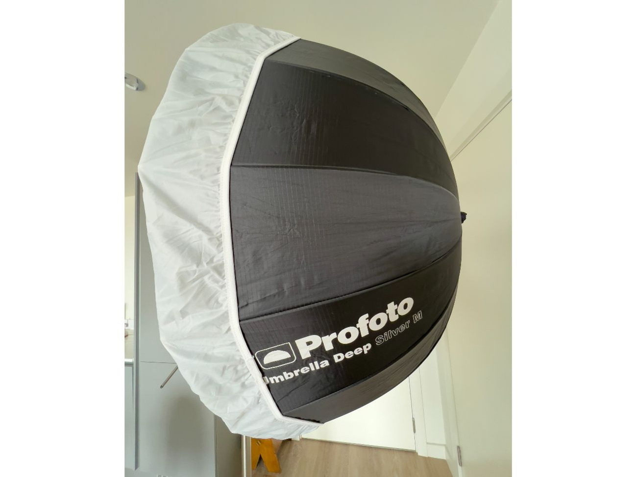 Profoto med silver deep photo umbrella with diffusion