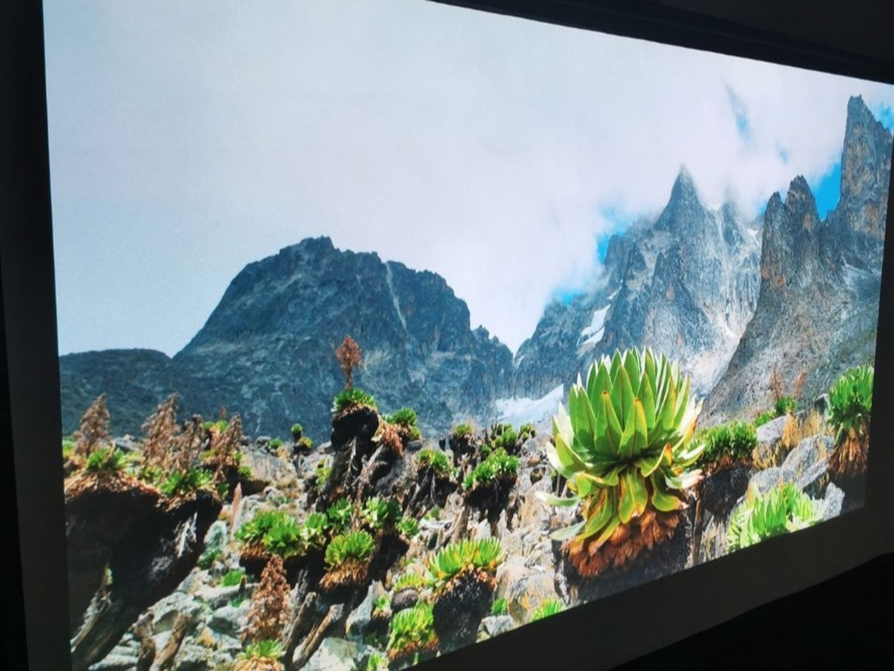 Projector full hd home cinema kit ,pop-up screen & 2 x 60w rms (120w) stereo speaker 