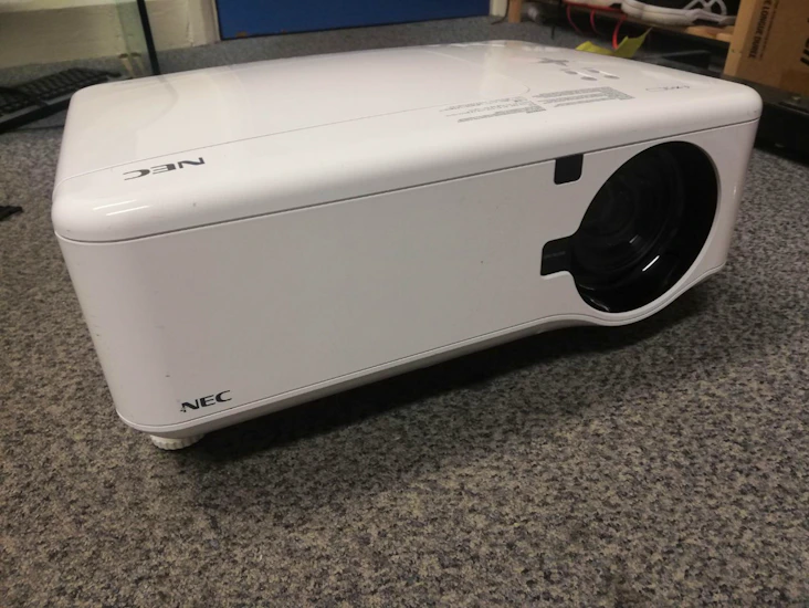 Projector nec np4100w 5500 lumens
