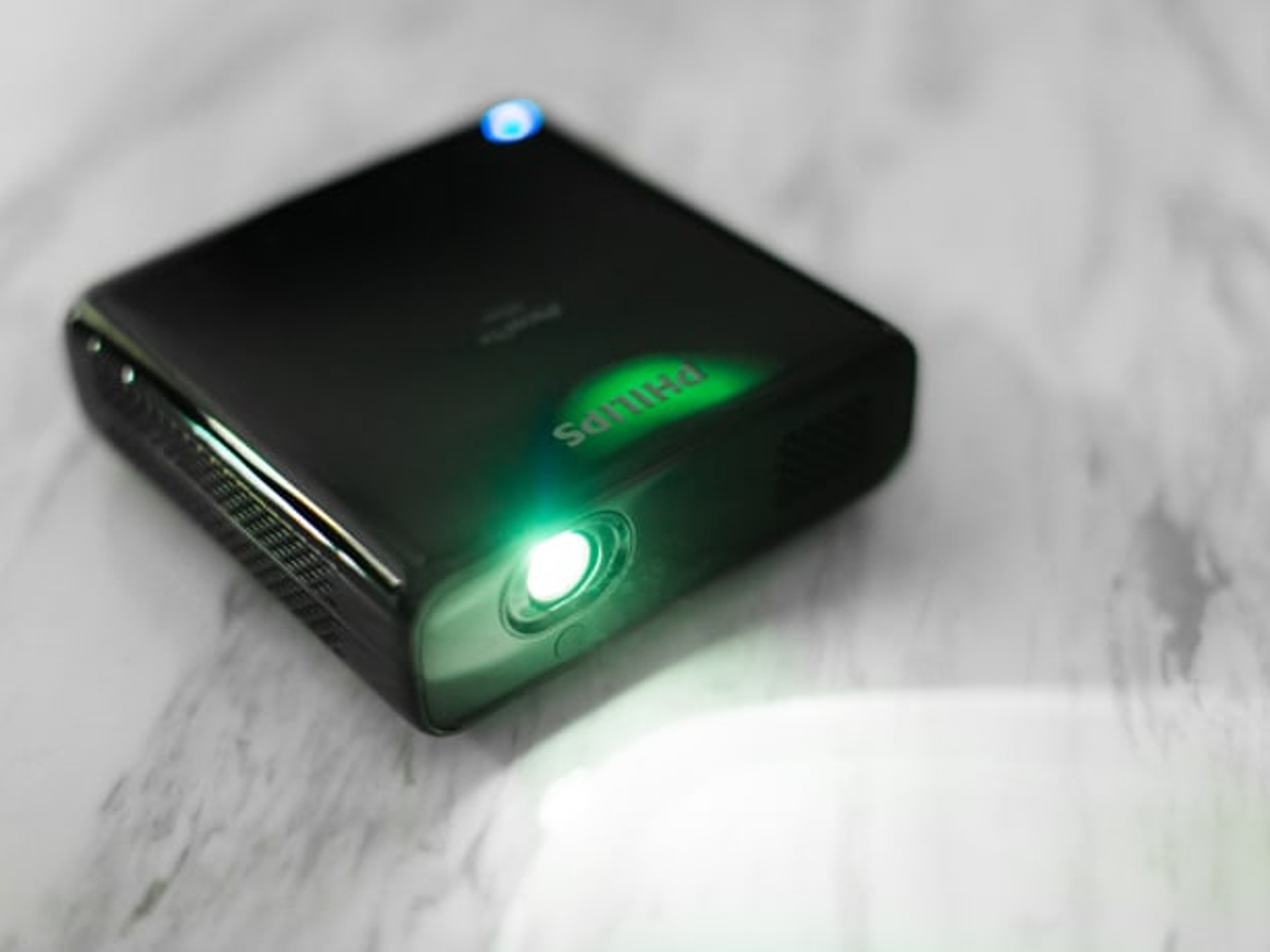 Projector - outdoor cinema office meeting - full hd philips