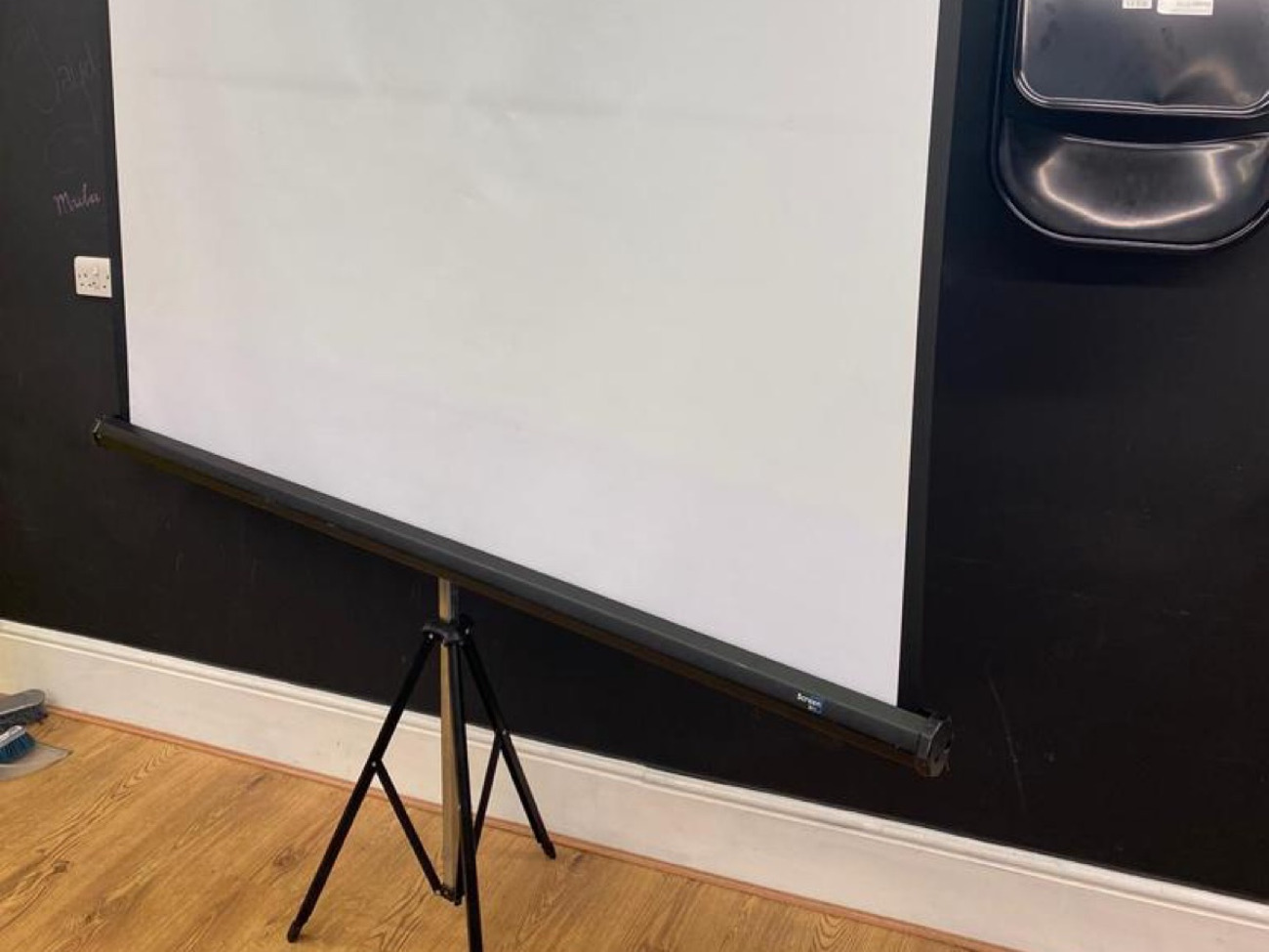 Projector screen 