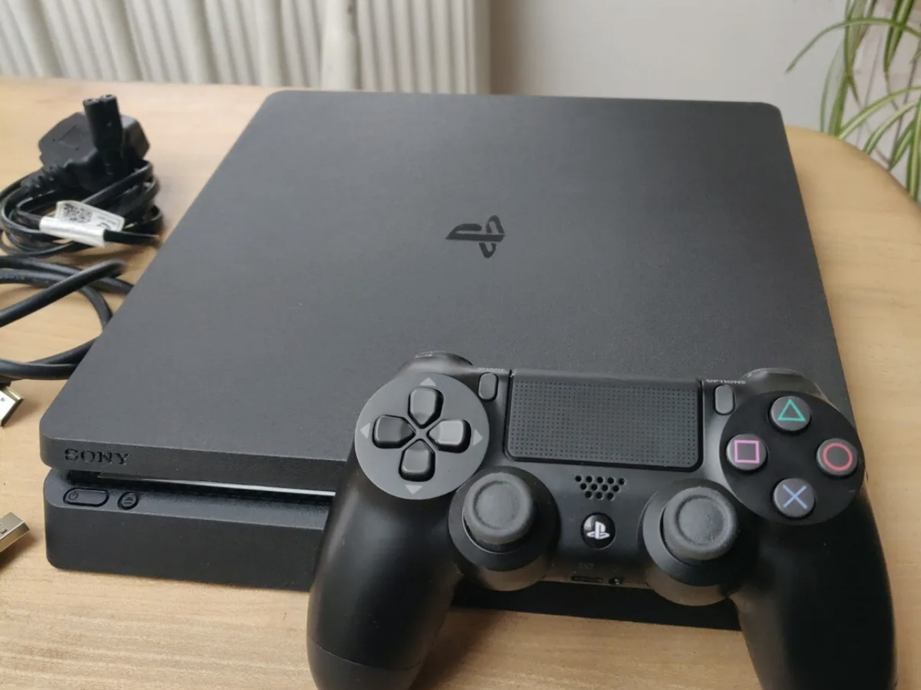 Ps4 console and controller 