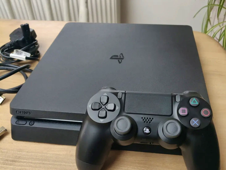 Ps4 console and controller