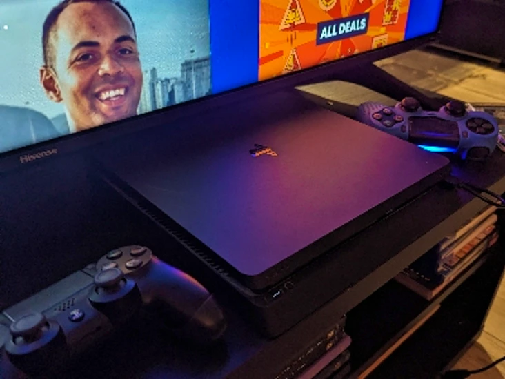 Ps4 console with 2 controllers and camera (multiple games)