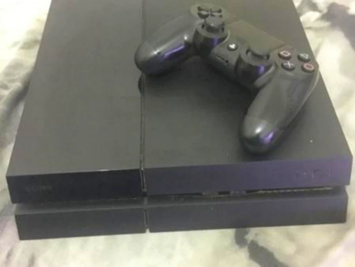 Ps4 with 5 games and 1 controller