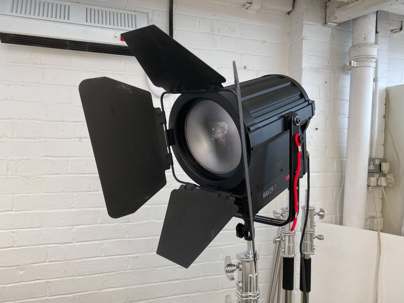 Rayzr 7 300 daylight led fresnel + c-stand