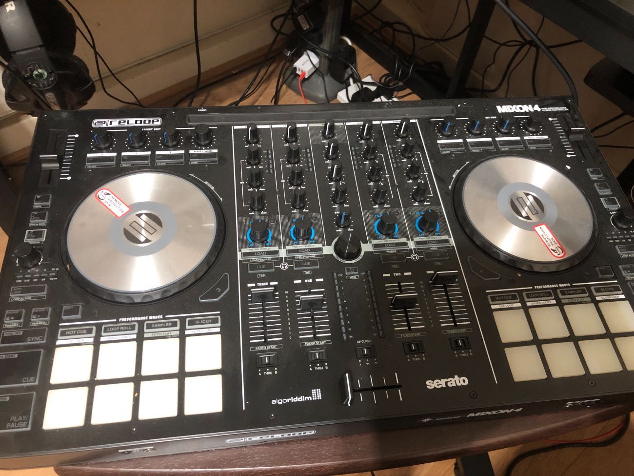 Reloop mixon 4 hybrid dj controller