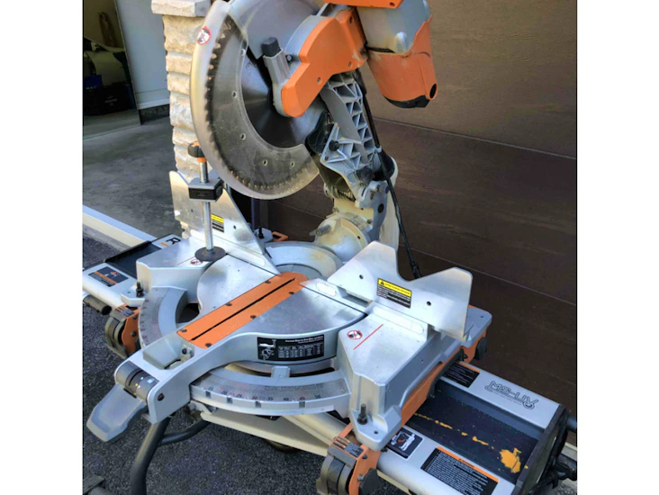 Rigid 12 inch dual bevel mitre saw with collapsing stand