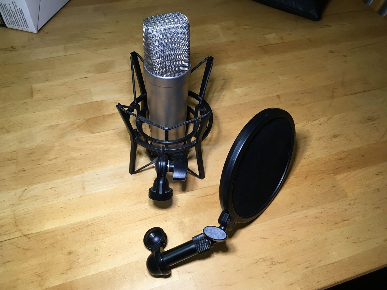 Rode nt1-a large diaphragm condenser microphone