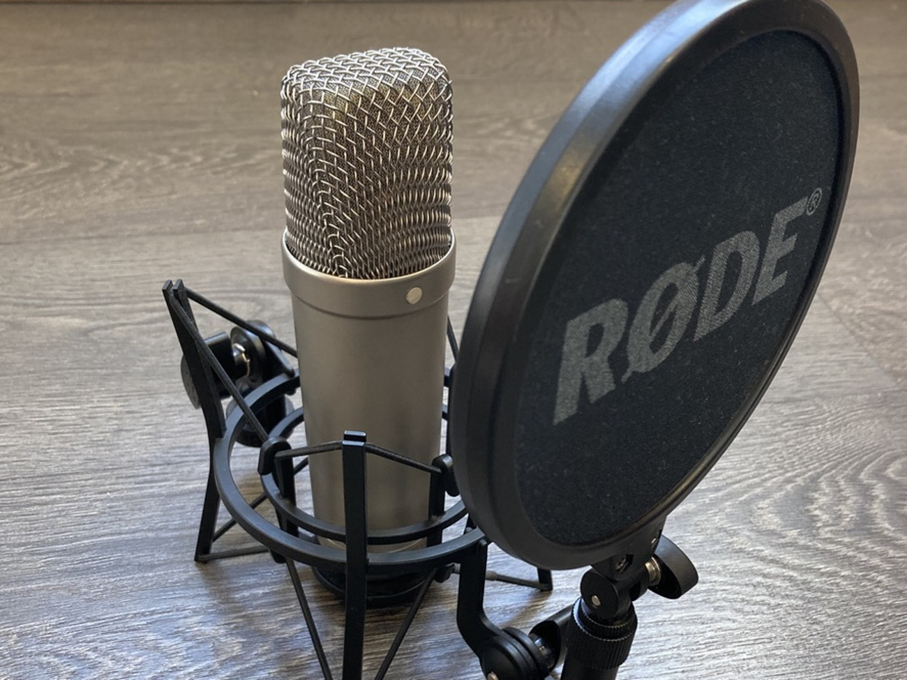 Rode nt1a microphone with sm6 shock mount and pop shield