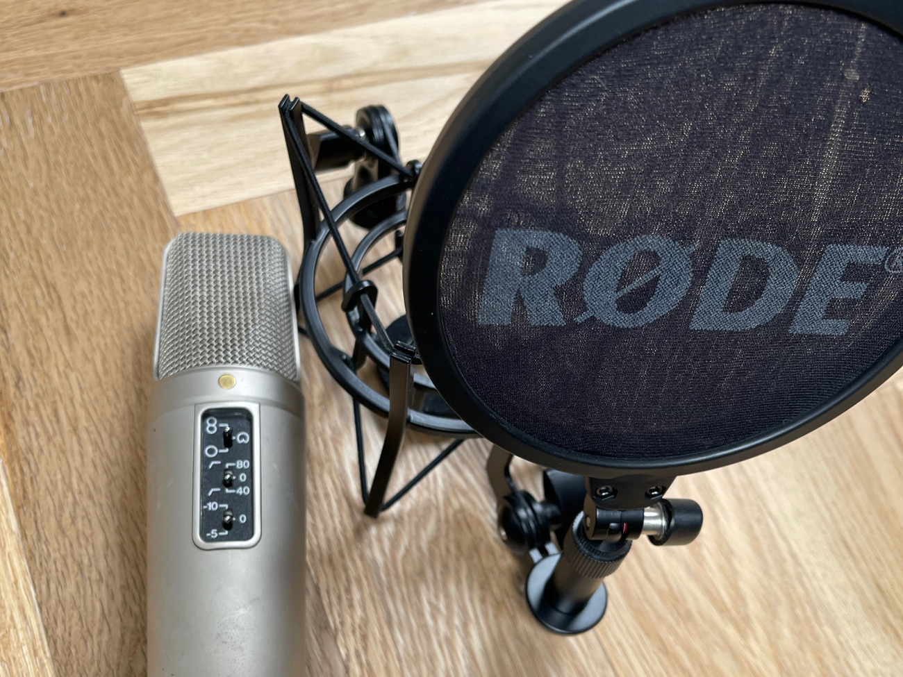 Rode nt2a microphone with micstand and popshield