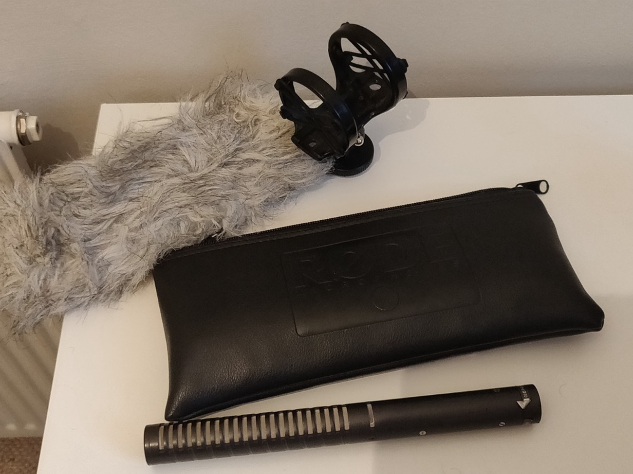 Rode ntg1 shotgun mic + good shock cradle + windcover + xlr cables