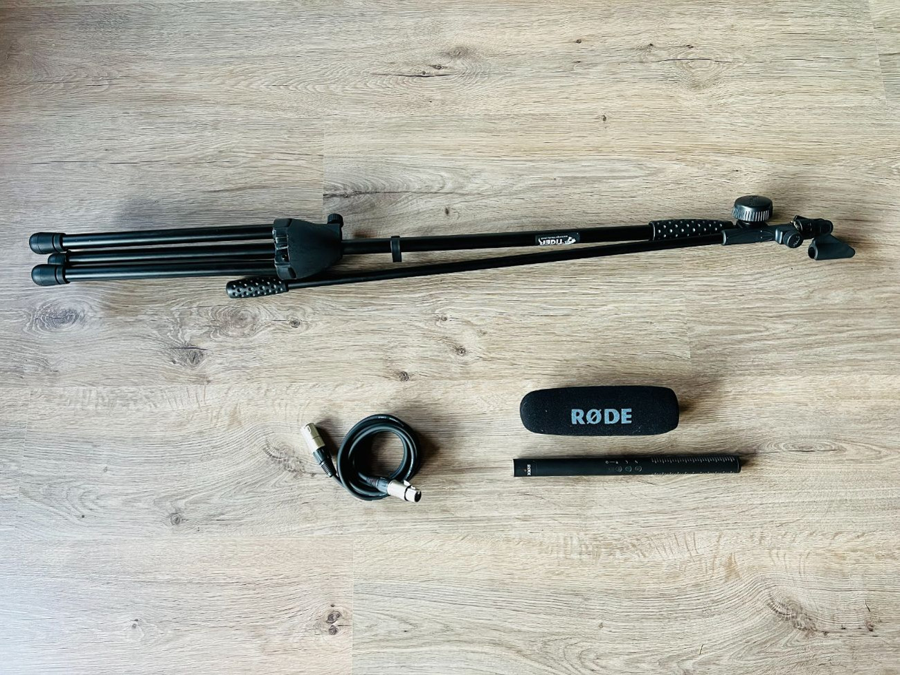 Rode ntg4+ microphone with stand