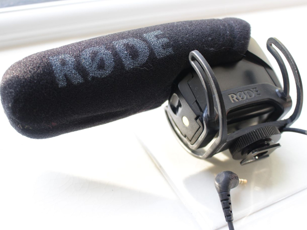 Rode videomic pro-r w/ wind baffle + 2x9v batteries