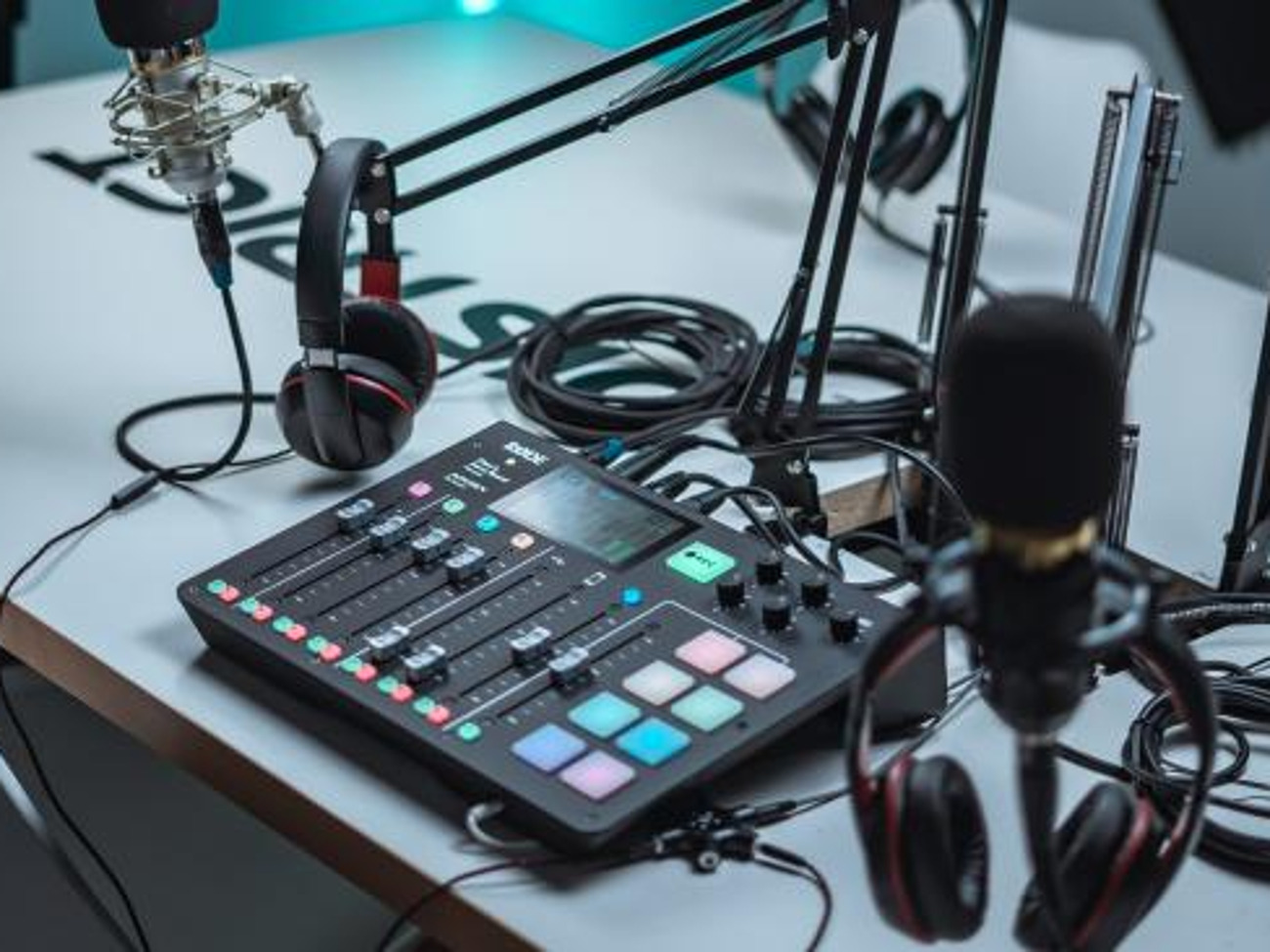 Rodecaster pro mixer/recorder + 4 mics & arms/stands