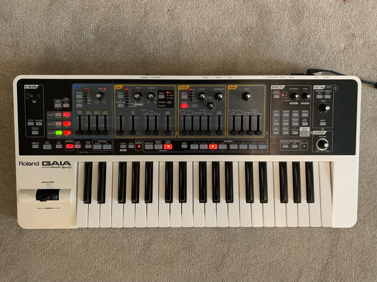 Roland gaia sh-01 synthesizer and flight case