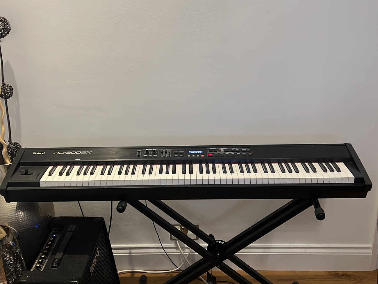 Roland rd300gx digital stage piano, stand & sustain pedal